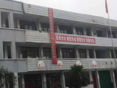 筠連縣大雪山鎮自由小學外墻清洗